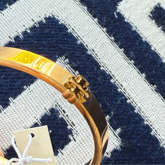 Tory Burch Classic Logo Hinge Bangle 168864 IN TORY GOLD 170$ - Picture 8 of 10